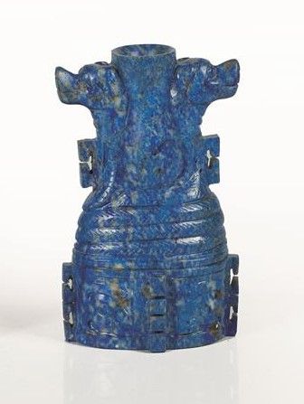 null CHINE, XXème siècle.

Petit vase et groupe en lapis-lazuli sculpté.

Le vase...