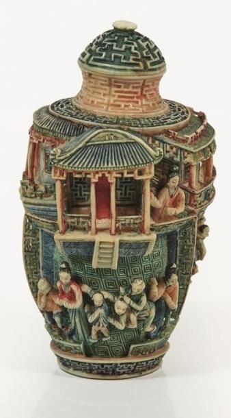 null CHINE, début du XXème siècle

Grande tabatière en ivoire polychrome

Balustre,...