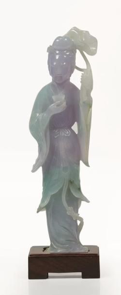 null CHINE, XXème siècle.

Statuette de femme en jadéite mauve et verte.

Représentée...