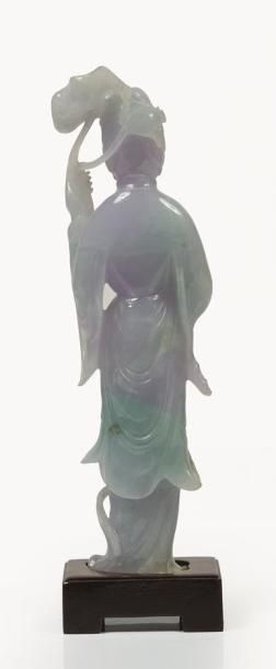 null CHINE, XXème siècle.

Statuette de femme en jadéite mauve et verte.

Représentée...