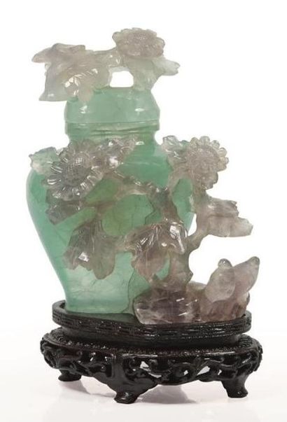 null CHINE, XXème siècle.

Vase couvert en quartz vert ou fluorine.

Balustre aplati,...