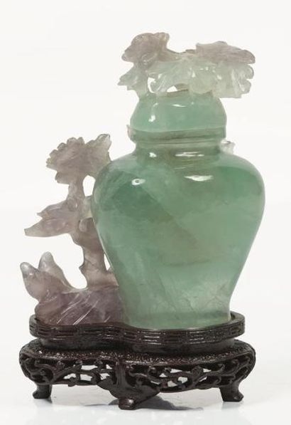 null CHINE, XXème siècle.

Vase couvert en quartz vert ou fluorine.

Balustre aplati,...