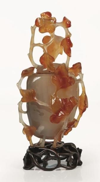 null CHINE, début du XXème siècle.

Vase couvert en agate.

A décor de fleurs ajourées,...