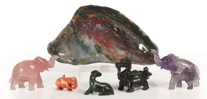 null CHINE.

Lot de pierres dures, comprenant deux éléphants en quartz rose et améthyste,...