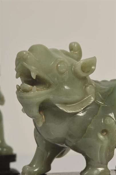 null CHINE.

Paire de Qilin en pierre dure verte (jade ?)

Représentés debout, gueule...