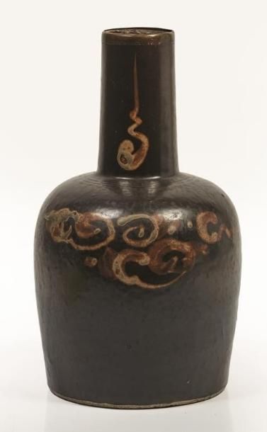 null CHINE, époque Ming (1368-1644).

Vase en grès à glaçure noire et brune. L'épaulement...
