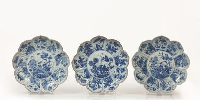 null CHINE, époque Kangxi (1662-1722).

Ensemble de trois coupes en porcelaine bleu...
