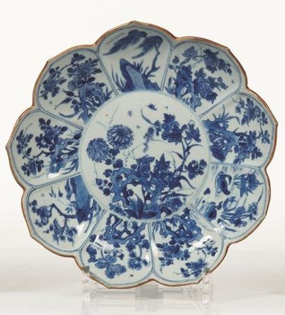 null CHINE, époque Kangxi (1662-1722).

Ensemble de trois coupes en porcelaine bleu...