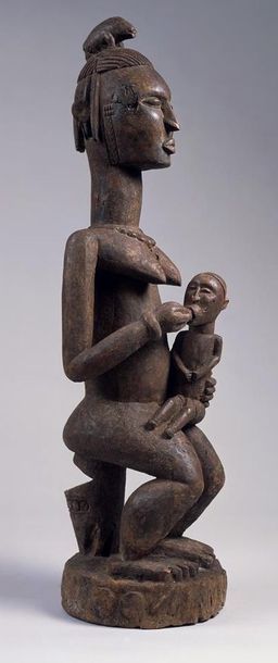null DOGON (Mali). _x000D_

Maternité assise sur un tabouret et alimentant son enfant...