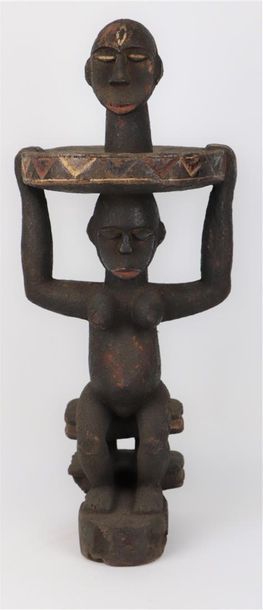 null EKET (Nigéria). _x000D_

Curieuse statue féminine assise sur un tabouret, portant...
