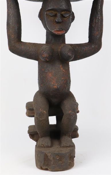 null EKET (Nigéria). _x000D_

Curieuse statue féminine assise sur un tabouret, portant...