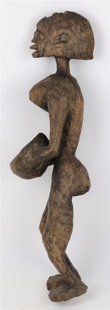 null BAMANA (Mali). _x000D_

Statuette représentant une femme portant une calebasse._x000D_

Usure...