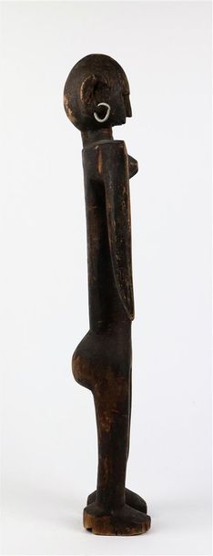 null BAMANA (Mali) ._x000D_

Statuette de jeune femme à boucle d'oreille en fer....