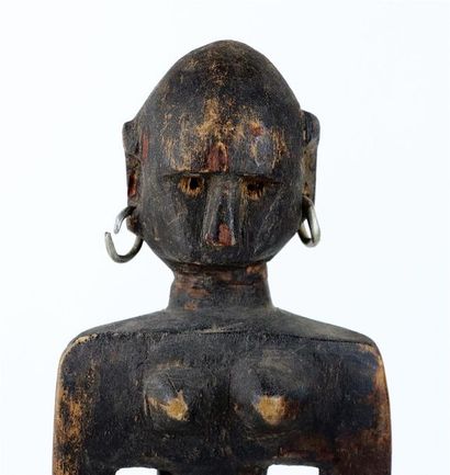 null BAMANA (Mali) ._x000D_

Statuette de jeune femme à boucle d'oreille en fer....