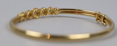 null Bracelet rigide en or jaune orné de cinq diamants, de taille brillant.

Poids...