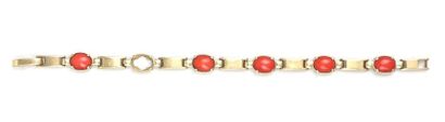 null Bracelet en or jaune orné de cabochons de corail.

L_18,8 cm, Poids brut : 18,91...