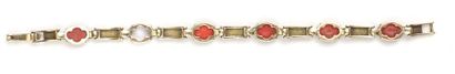 null Bracelet en or jaune orné de cabochons de corail.

L_18,8 cm, Poids brut : 18,91...