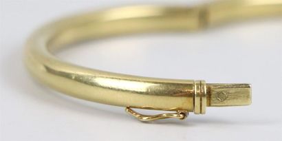 null Trois bracelets joncs en or jaune, l'un en or repoussé à décor de dragons, un...