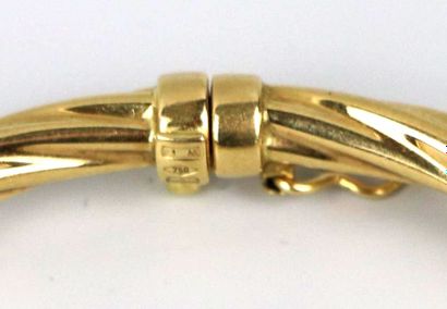 null Trois bracelets joncs en or jaune, l'un en or repoussé à décor de dragons, un...