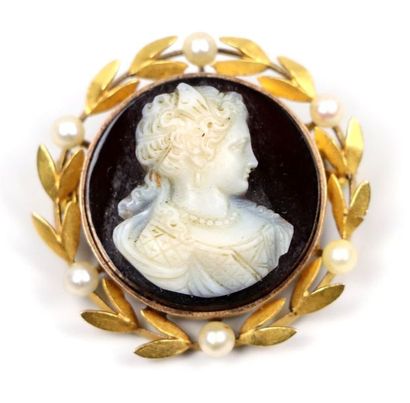 null Broche en or jaune ornée d'un camée figurant une femme de qualité, de profil,...