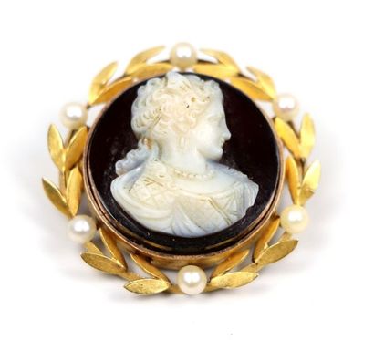 null Broche en or jaune ornée d'un camée figurant une femme de qualité, de profil,...