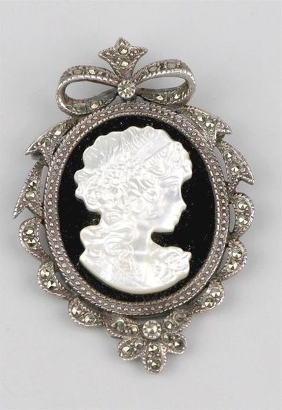 null Broche en argent formant médaillon en nacre figurant un profil de femme, le...