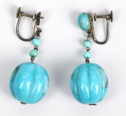 null Deux paires de boucles d'oreilles, l'une ornée de verreries de couleurs, dans...