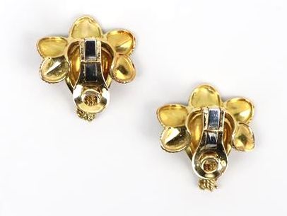 null Paire de clips d'oreilles en or jaune figurant des fleurs, ornés de cinq diamants.

Poids...