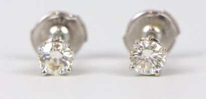 null Deux clous d'oreille en or blanc, ornées pour chacune d'un diamant de taille...