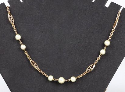 null Collier en or et dix sept perles.

L_56 cm, Poids brut: 18.53 grammes, 18K,...