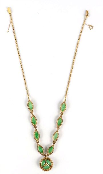 null CHINE (?).

Collier en or jaune serti de huit cabochons de pierre dure verte...