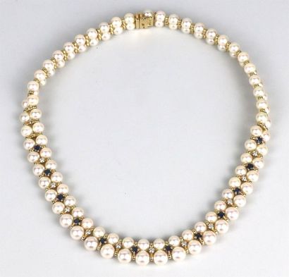 null Collier à deux rangs de perles alternés de maillons en or jaune, certains ornés...