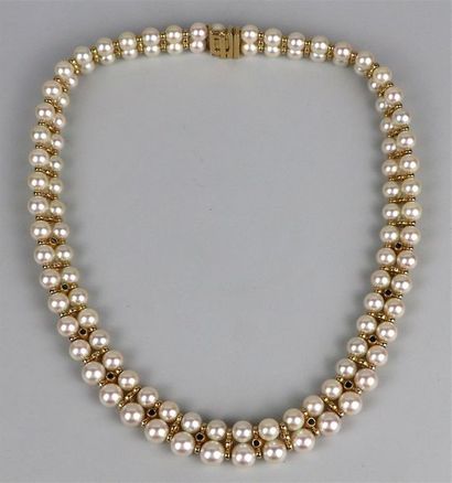 null Collier à deux rangs de perles alternés de maillons en or jaune, certains ornés...