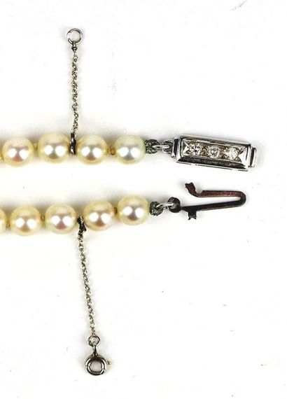 null Collier de soixante-quinze perles de culture, en choker, fermoir en or blanc...