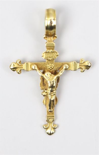 null Pendentif en or jaune figurant un Christ en croix sur une face et une vierge...