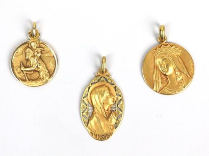 null Trois médailles religieuses en or jaune, à motif d'une Vierge en prière, de...