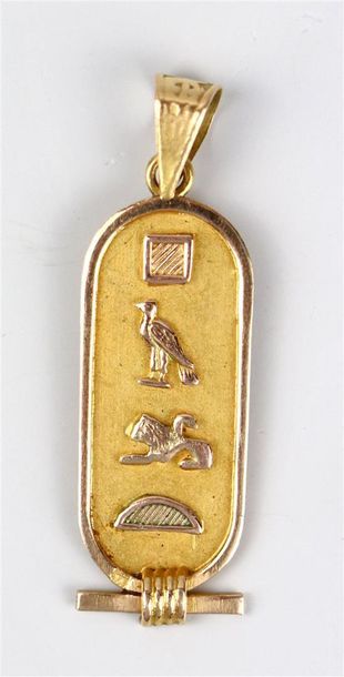 null Deux pendentifs en or jaune, l'un simulant une pépite, l'autre à décor de hiéroglyphes.

5,27...