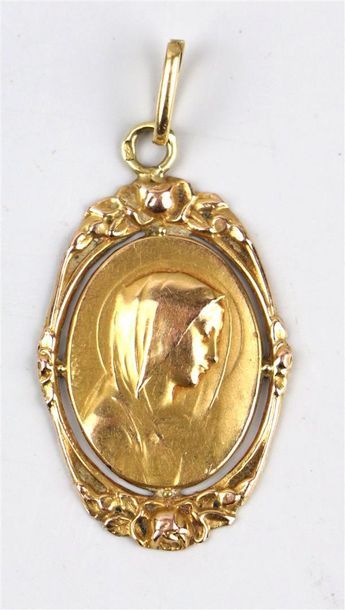 null Ensemble de bijoux en or jaune comprenat: deux médailles de la Vierge, une alliance,...