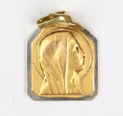 null Ensemble de bijoux en or jaune comprenat: deux médailles de la Vierge, une alliance,...