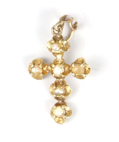 null Ensemble en or jaune comprenant une croix ornée de demi-perles, une créole,...