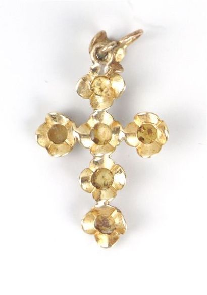 null Ensemble en or jaune comprenant une croix ornée de demi-perles, une créole,...