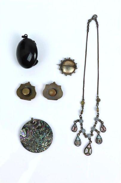 null Ensemble de bijoux comprenant : 

un collier en métal doré et micromosaiques,...