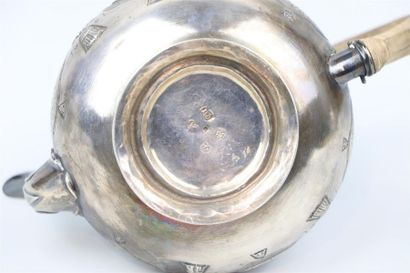 null Ensemble d'une théïère et un pot à lait en argent au riche décor en repoussé...