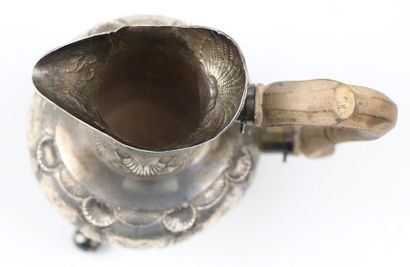 null Ensemble d'une théïère et un pot à lait en argent au riche décor en repoussé...