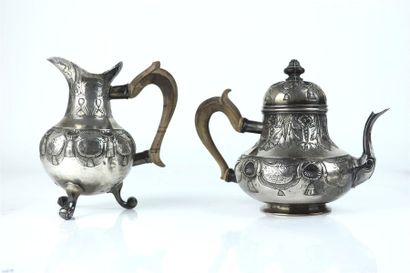 null Ensemble d'une théïère et un pot à lait en argent au riche décor en repoussé...