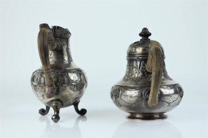 null Ensemble d'une théïère et un pot à lait en argent au riche décor en repoussé...