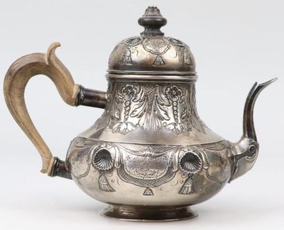 null Ensemble d'une théïère et un pot à lait en argent au riche décor en repoussé...