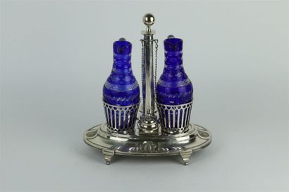 null Huilier-vinaigrier en argent, les carafes en cristal taillé bleu.

Paris, XVIIIème...