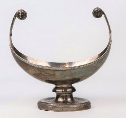 null Coupe en argent de forme navette, sur piédouche, ornée de masques de femme à...