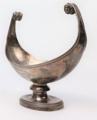 null Coupe en argent de forme navette, sur piédouche, ornée de masques de femme à...